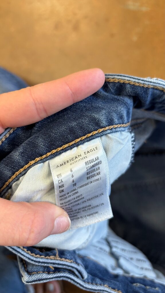 6R- American Eagle Women's Regular Skinny Jeans