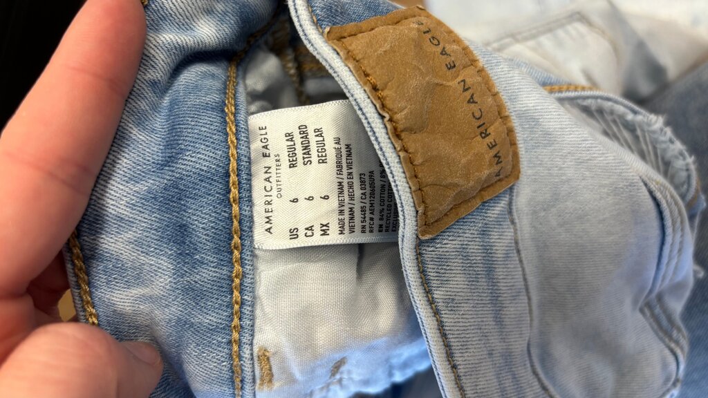 Size 6- American Eagle Distressed Skinny Jeans