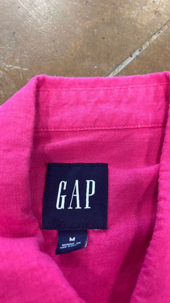 Medium Gap Women's Pink Button-Up Shirt